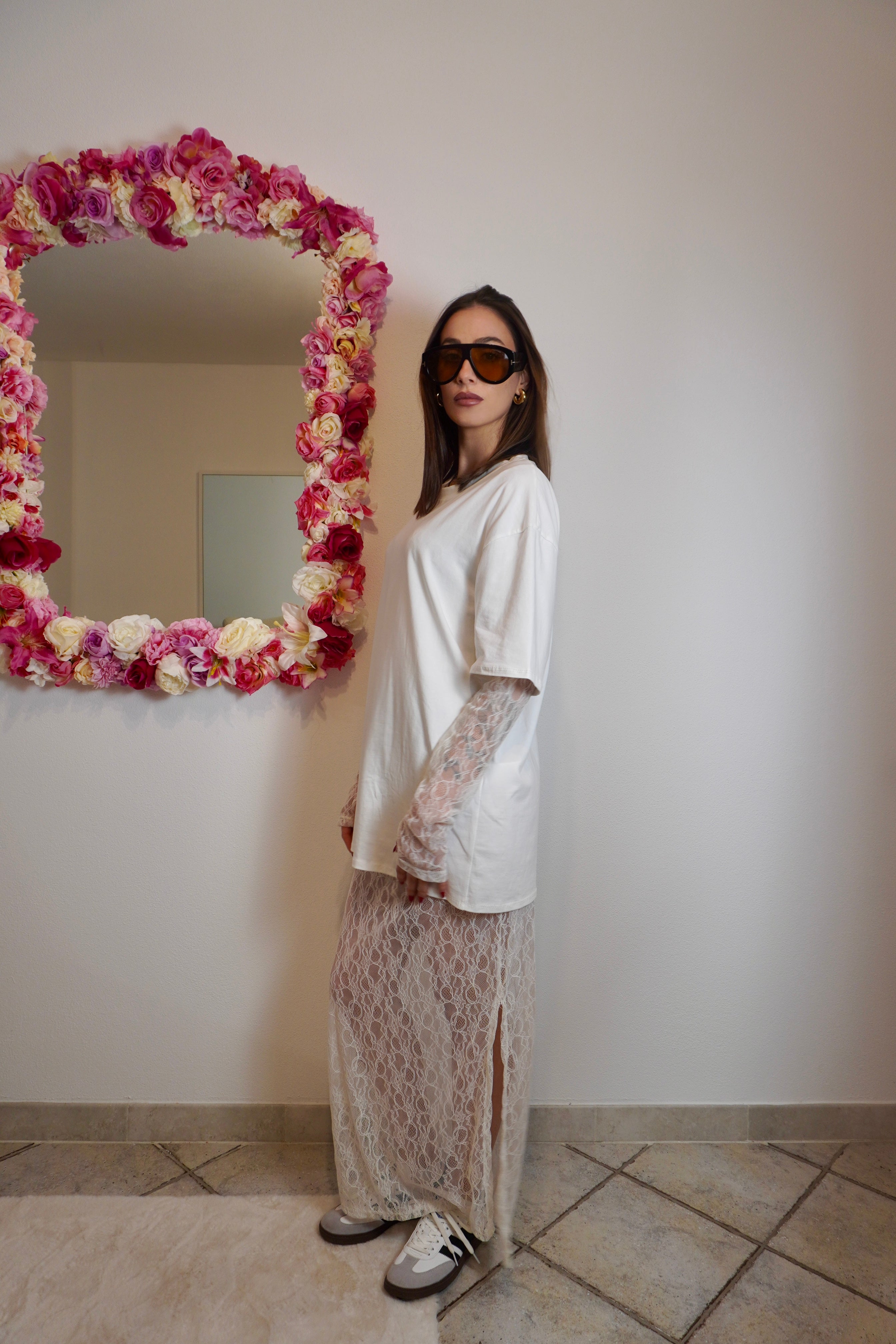 Maxidress in pizzo con t-shirt